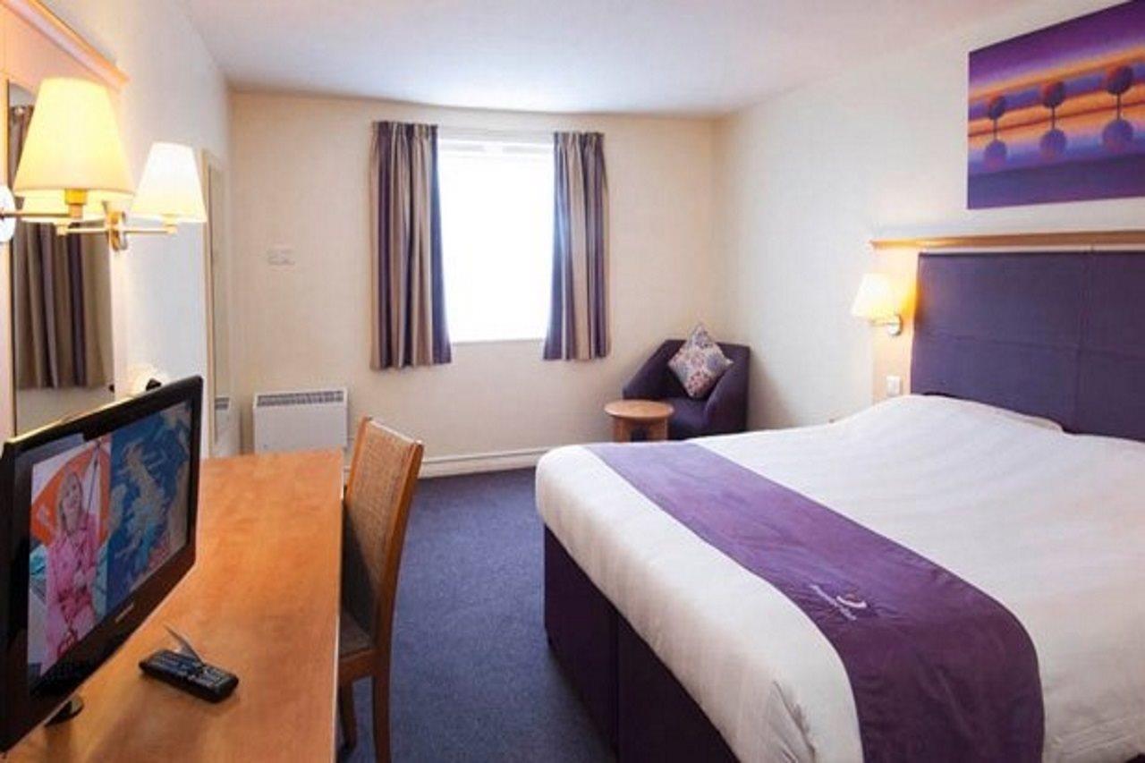 Premier Inn Swansea North Morriston Exteriör bild