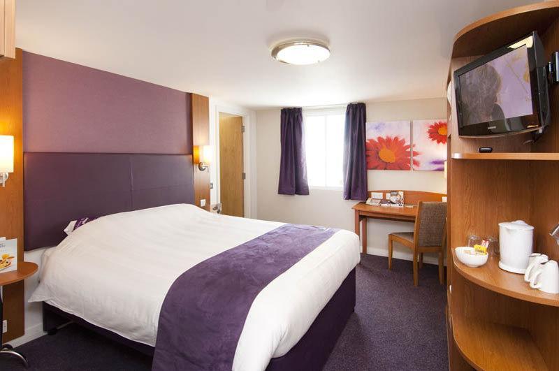 Premier Inn Swansea North Morriston Exteriör bild