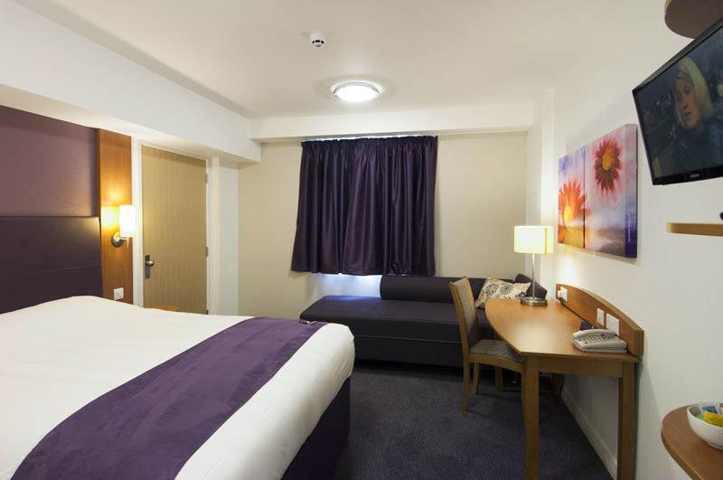 Premier Inn Swansea North Morriston Exteriör bild